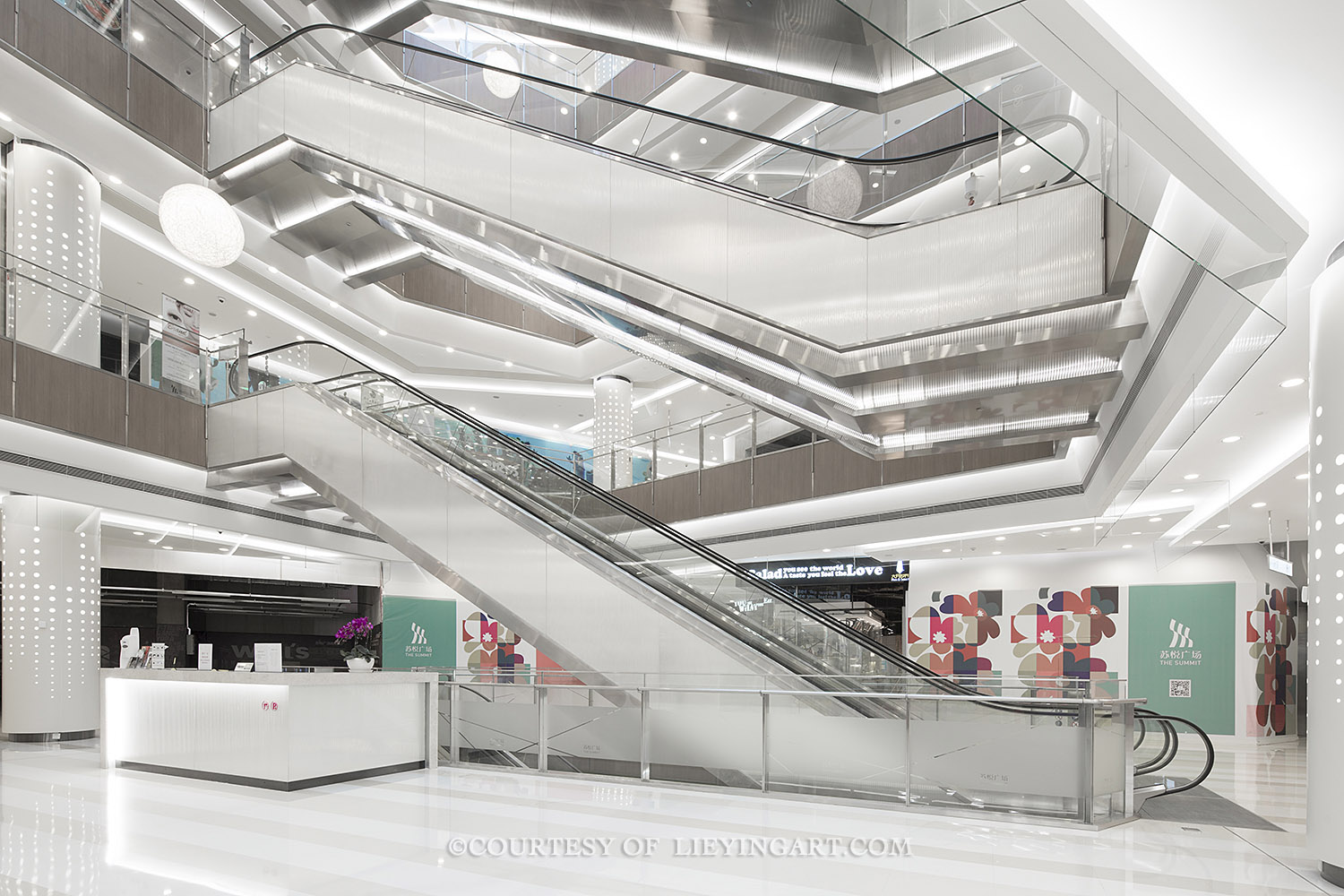 商业购物中心,现代化多功能手扶电梯,赋予艺术空间感.